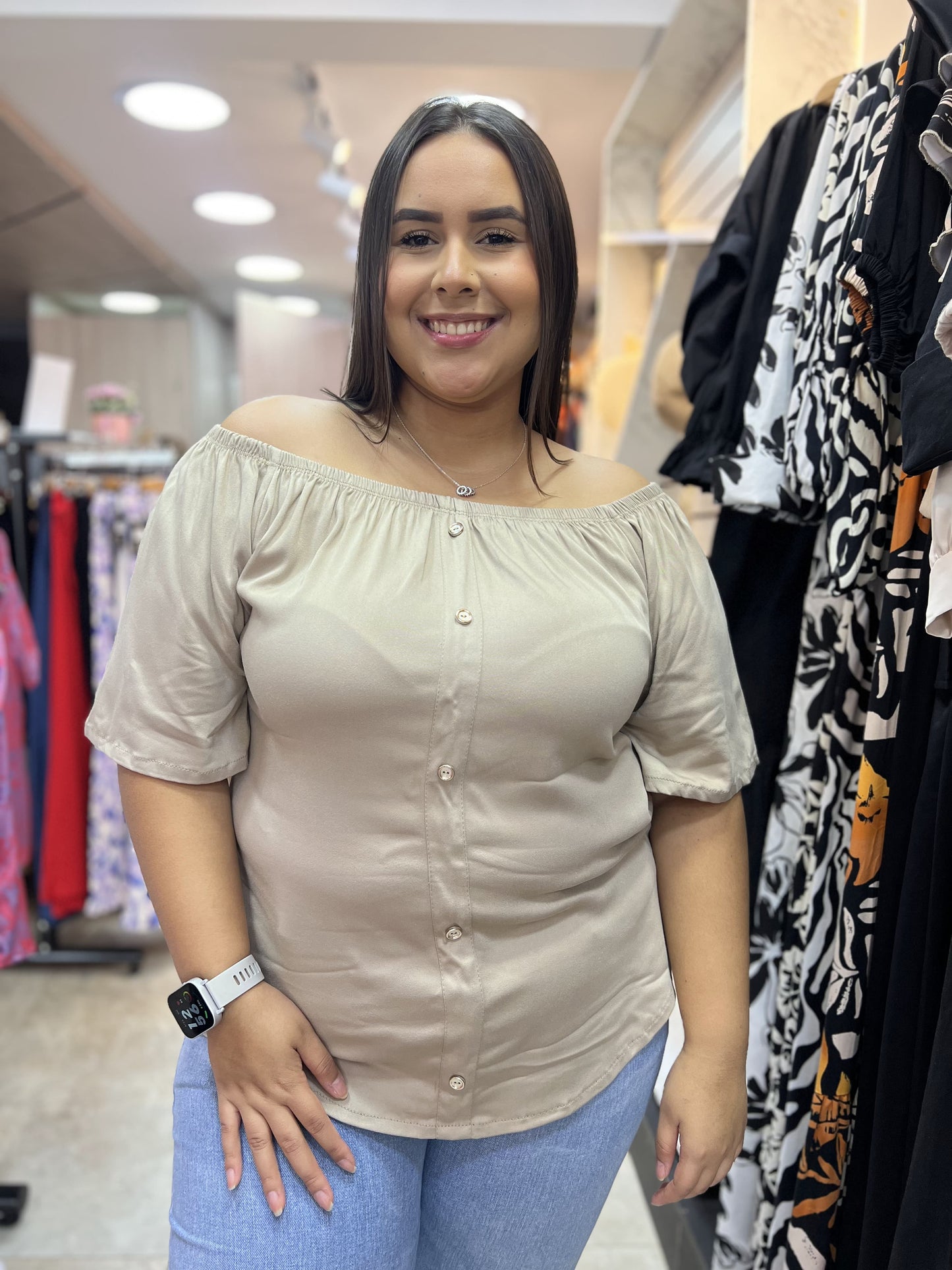 BLUSA ESCOTE BANDEJA CON BOTON